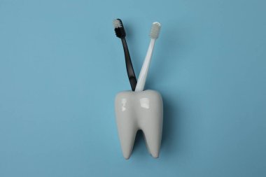 Diş fırçası, diş macunu, diş ipi, mavi arka planda diş fırçası.