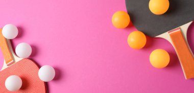 Renkli ataç ve kalem ile ahşap tablo üst görünümü, boşluk kopyala