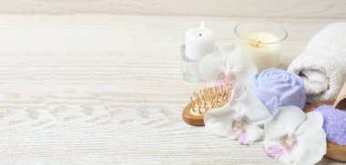 Banyo aksesuarları ve havlularla kompozisyon