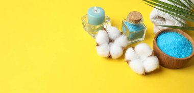 Renkli ahşap arkaplan üzerindeki spa tedavisinin bileşimi