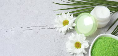 Spa kompozisyonu. Beyaz arka planda yeşil yapraklar. spa ürünleri