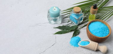 Açık gri arka planda kozmetik krem ve spa tedavisi bileşimi