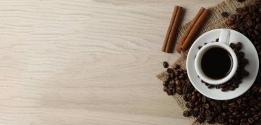 Kahve ve kahve çekirdekleri ahşap masada.