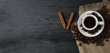 Kahve fincanı ve fasulye.