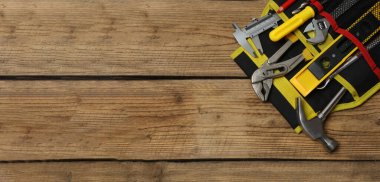 Tahta tahtaların ve ahşap arka plandaki aletlerin üst görüntüsü. Pankart