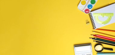 sarı arkaplan üzerinde kırtasiye ile düz konum metin için boşluk