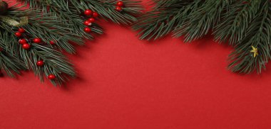 Kırmızı zemin üzerinde kırmızı kalbi olan yeni yıl ağacı kopyalama alanı ile.