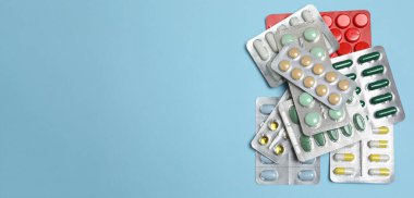 Mavi arka planda haplar ve fotokopi aletiyle su toplamış.