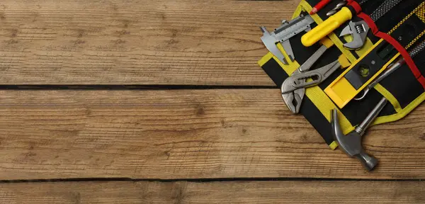 Tahta tahtaların ve ahşap arka plandaki aletlerin üst görüntüsü. Pankart