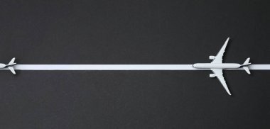 Beyaz arka planlı beyaz kağıt uçak