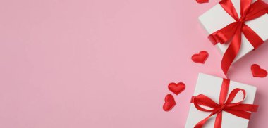 Kurdeleli ve kalpli sevgililer günü hediyesi kutusu.