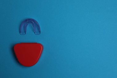 Ağızlık mavi bir arkaplanda yatıyor..