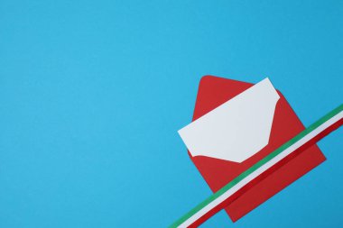 mavi arkaplanda kurdeleli kırmızı zarf