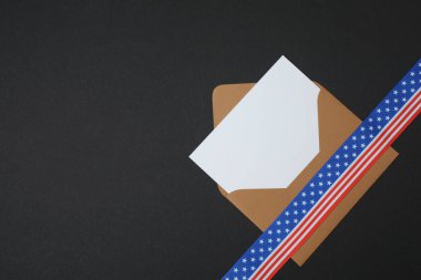 Siyah arkaplanda kurdele olan Kraft zarfı