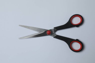 Beyaz arka planda makas, düz tasarım. Metin için yer.