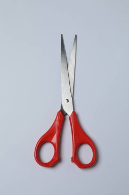 Beyaz arka planda makas, düz tasarım. Metin için yer.