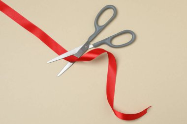 Siyah arka planda kırmızı kurdele ve makas, düz tasarım. Metin için yer.