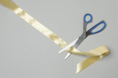 Makas ve altın kurdele. beyaz arkaplanda izole edilmiş.