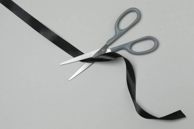 Makas ve siyah kurdele.