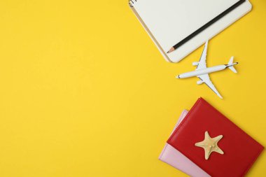 Yaz tatili ve sarı arka planda seyahat