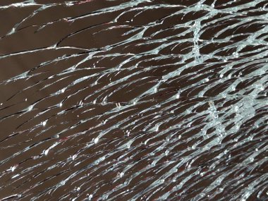 Kırık bir bardağı kapat.