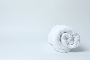 Beyaz arka planda banyo havluları.