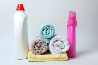 Beyaz arka planda havlu ve banyo aksesuarları.