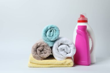 Beyaz arka planda havlu ve banyo aksesuarları.