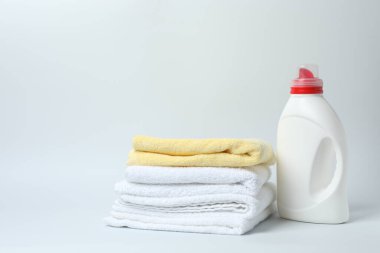 Beyaz arka planda havlu ve banyo aksesuarları.