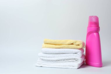 Beyaz arka planda havlu ve banyo aksesuarları.