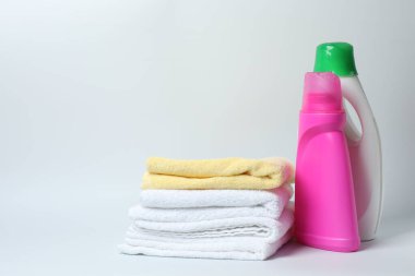 Beyaz arka planda havlu ve banyo aksesuarları.