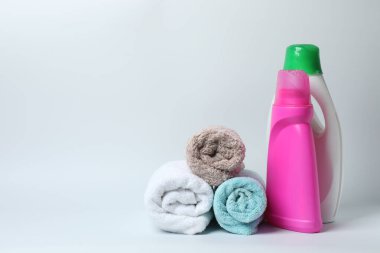 Beyaz arka planda havlu ve banyo aksesuarları.