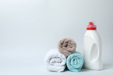 Beyaz arka planda havlu ve banyo aksesuarları.