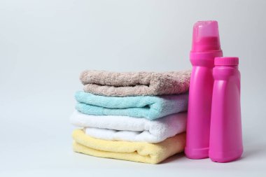 Beyaz arka planda havlu ve banyo aksesuarları.