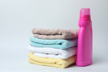 Beyaz arka planda havlu ve banyo aksesuarları.