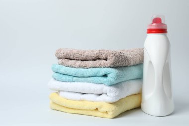 Beyaz arka planda havlu ve banyo aksesuarları.