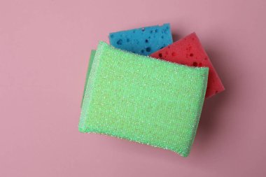 Pembe arka planda süngerleri temizlemek