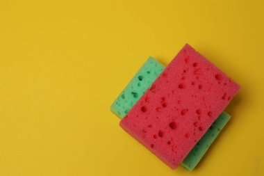 Sarı arkaplanda sünger temizleme