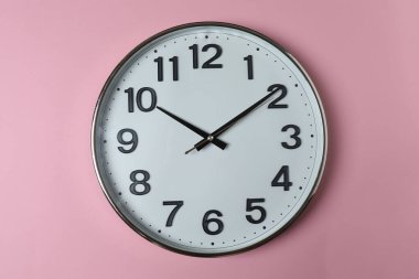 Pembe arkaplanda duvar saati