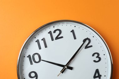 Turuncu arkaplanda duvar saati