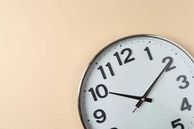 Bej arkaplanda duvar saati