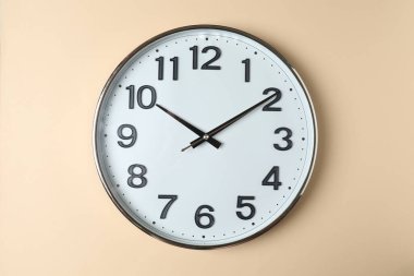 Bej arkaplanda duvar saati