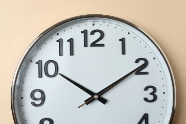 Bej arkaplanda duvar saati