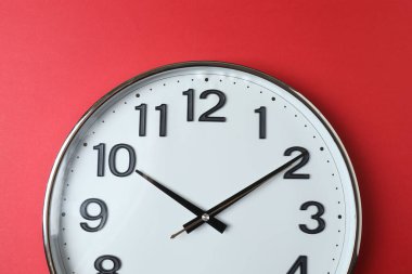 Kırmızı bir arka plan üzerinde duvar saati