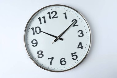 Beyaz bir arka planda duvar saati