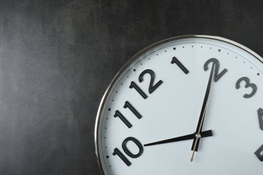 siyah bir arka plan duvar saati