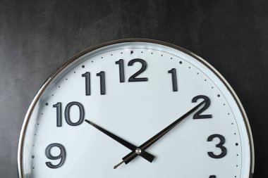 siyah bir arka plan duvar saati