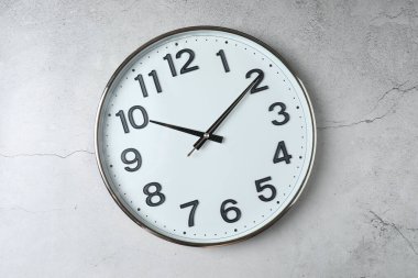 gri bir arka plan üzerinde duvar saati