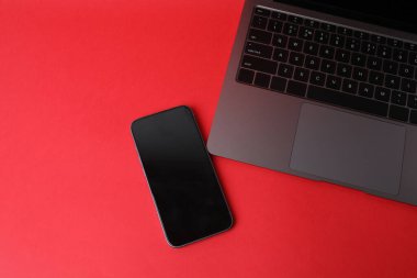 Kırmızı arkaplanda hediye kutuları, dizüstü bilgisayar