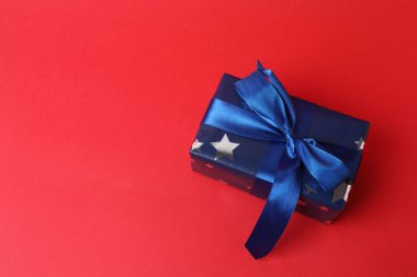 Kırmızı arkaplanda hediye kutuları